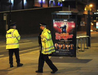 Χιλιάδες άνθρωποι συγκεντρώνονται στο Μάντσεστερ σε ένδειξη αλληλεγγύης προς τις οικογένειες των θυμάτων (φωτό, βίντεο)